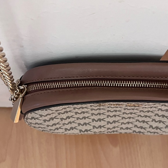 EUC Brown and tan Michael Kors crossbody purse with gold accents 👜 - Picture 8 of 9
